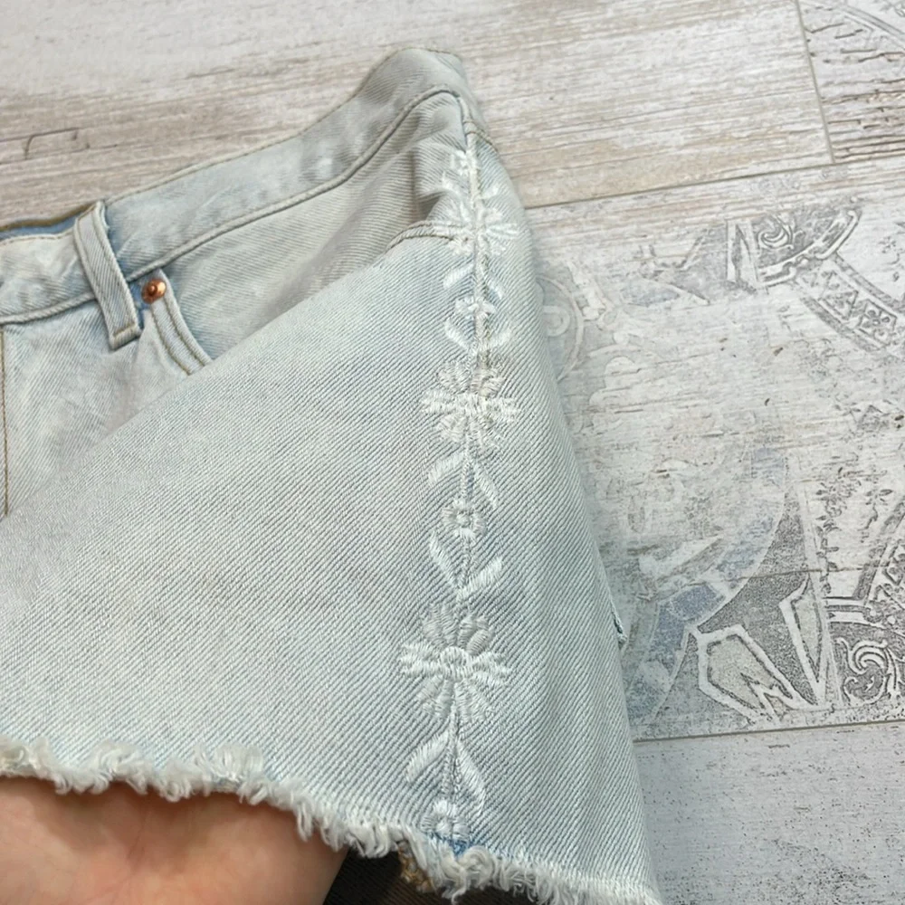Levi’s Light Wash 501 Embroidered Cut Off Jean Shorts Size 31